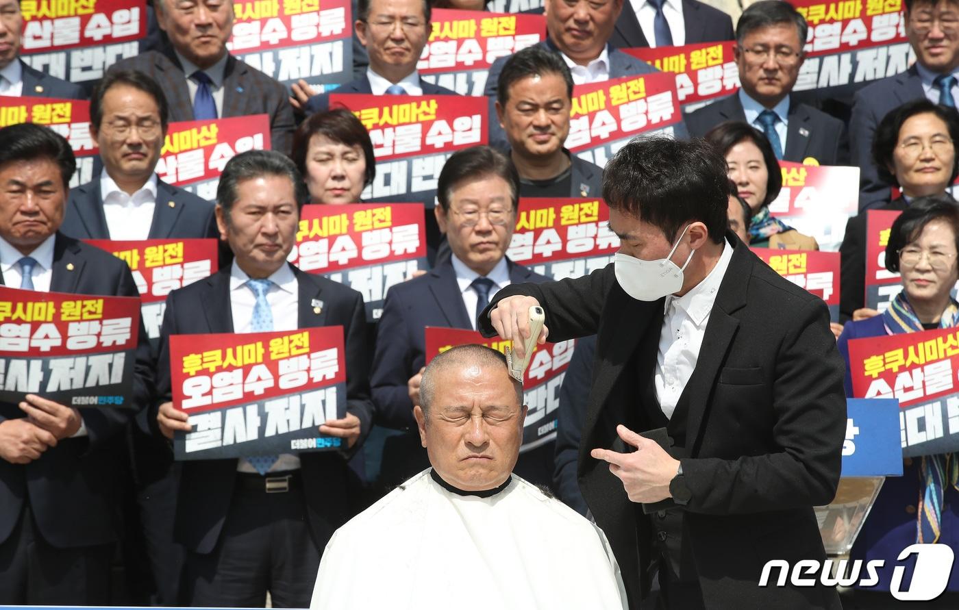 본문 이미지 - 윤재갑 더불어민주당 의원이 30일 오전 서울 영등포구 여의도 국회 본관 앞 계단에서 열린 후쿠시마산 수산물 수입 반대 및 대일 굴욕외교 규탄대회에서 삭발을 하고 있다. 2023.3.30/뉴스1 ⓒ News1 임세영 기자