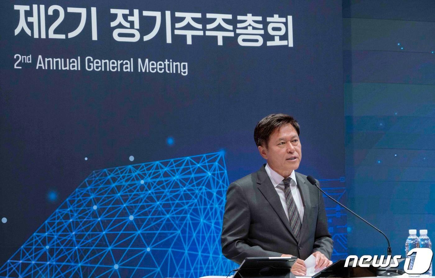 박정호 SK스퀘어 부회장이 30일 서울 중구 을지로 SK스퀘어 본사에서 열린 제2기 정기 주주총회에서 글로벌 스탠더드에 발맞춘 주주환원정책과 회사 비전을 발표하고 있다.  (SK스퀘어 제공) 2023.3.30/뉴스1