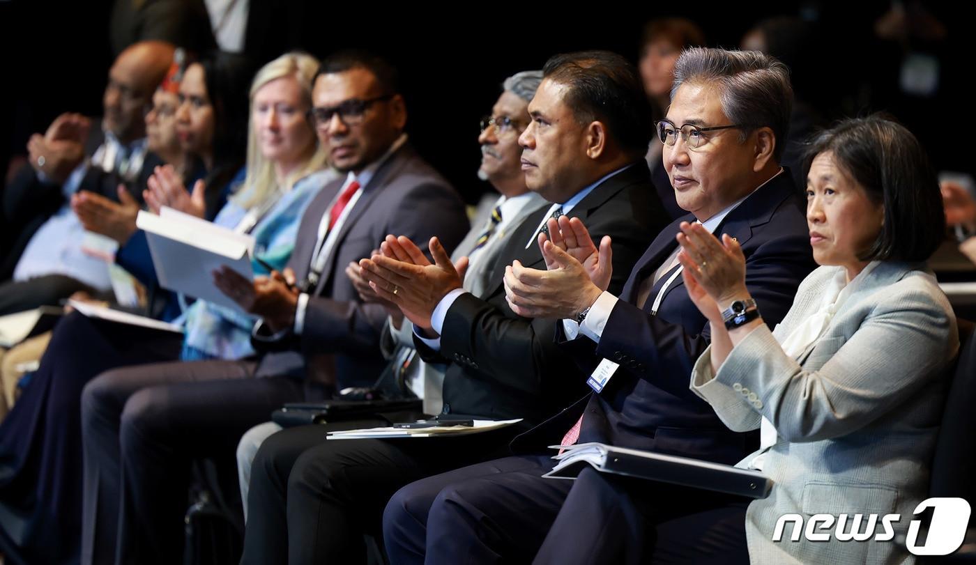 박진 외교부 장관(오른쪽에서 두 번째)이 30일 오전 서울 중구 신라호텔에서 열린 '제2차 민주주의 정상회의 인도·태평양 지역회의' 개막식에서 손뼉치고 있다. 2023.3.30/뉴스1