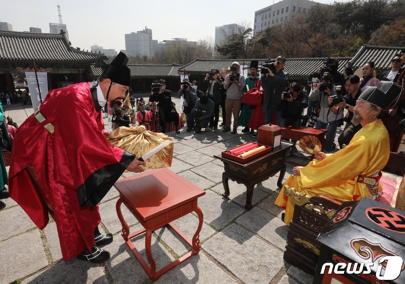 본문 이미지 - 30일 오후 서울 종로구 경희궁 숭전전 앞에서 열린 '제11회 보성 세계차 엑스포(EXPO) 붐업 페스타'에서 전통 복장을 착용한 김철우 보성군수가 고려시대 보성 뇌원차 진상식을 재현하고 있다. 보성세계차엑스포는 '천년의 보성 차, 세계를 품다!' 를 주제로 4월29일부터 5월7일까지 보성군 일대에서 열린다. 2023.3.30/뉴스1 ⓒ News1 송원영 기자