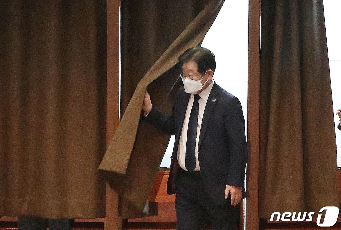 이재명 대표가 30일 국회 본회의에서 하영제 의원의 체포동의안에 대한 투표를 한 뒤 나오고 있다. 2023.3.30/뉴스1 ⓒ News1 임세영 기자