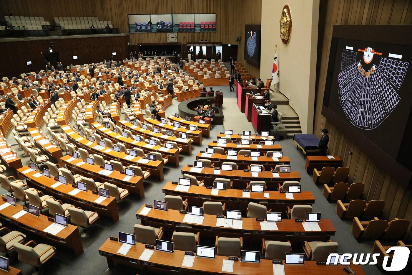 30일 오후 서울 여의도 국회에서 열린 제404회 국회(임시회) 제2차 본회의에서 국민의힘 의원들이 퇴장한 채 방송통신위원회 최민희 위원 추천안 투표가 진행되고 있다. 2023.3.30/뉴스1 ⓒ News1 임세영 기자