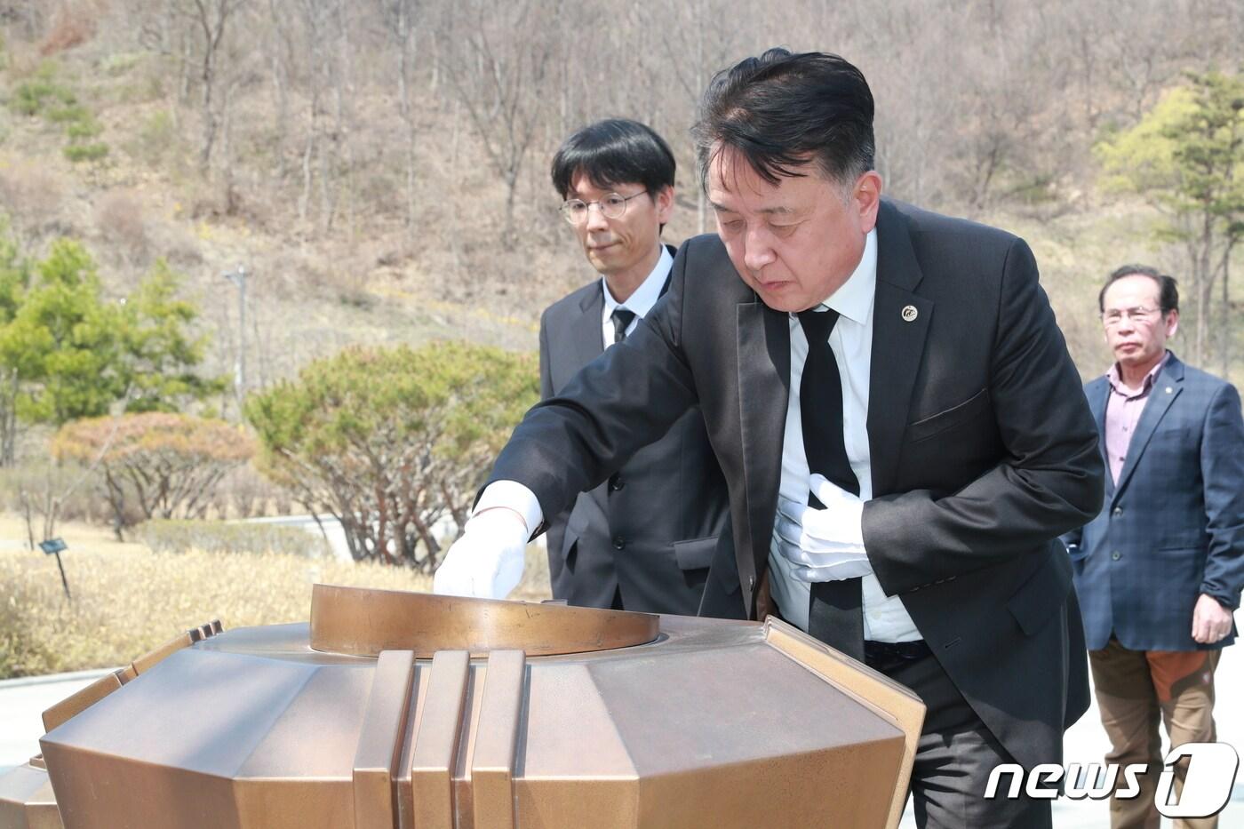 괴산 호국원 찾은 김영환 충북지사.(충북도제공) / 뉴스1