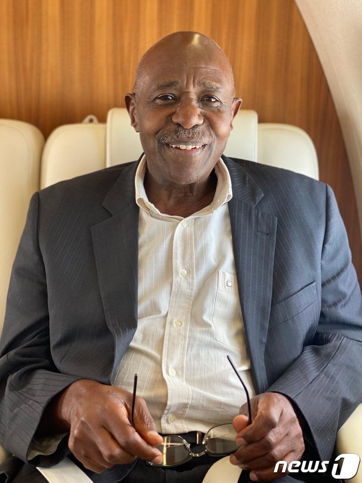 본문 이미지 - 영화 '호텔 르완다'의 실제 주인공인 폴루세사바기나(68)가 르완다 감옥에서 석방된 후 미국에 도착한 직후 환하게 미소 짓고 있다. 2023.03.29/뉴스1(트위터 갈무리)