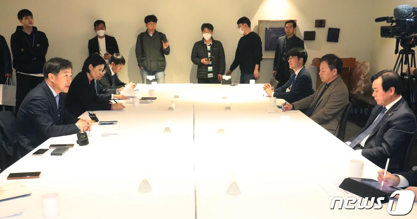 본문 이미지 - 이형훈 보건복지부 보건의료정책관이 지난달 30일 오후 서울 중구 달개비에서 열린 제5차 의료현안협의체에서 발언을 하고 있다. 2023.3.30/뉴스1 ⓒ News1 송원영 기자