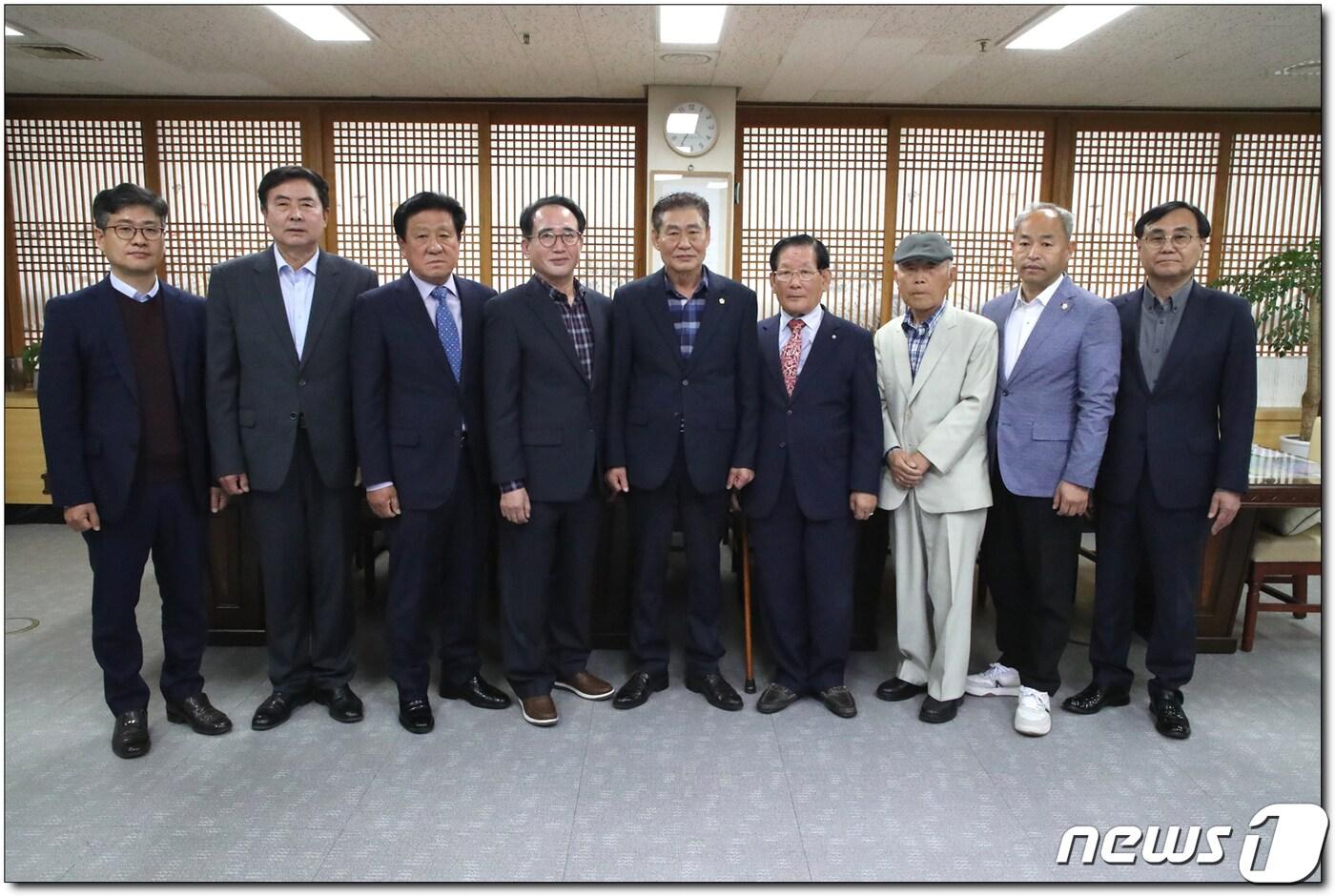 전북 정읍시의회는 30일 2022 회계연도 세입·세출 결산 검사 위원 8명을 위촉하고 위촉장을 수여했다.(정읍시의회 제공)2023.3.30/뉴스1