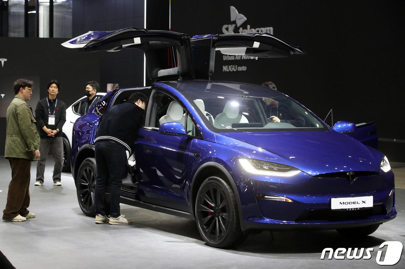 경기도 고양시 킨텍스에서 열린 '2023 서울모빌리티쇼에 테슬라 모델 X 차량이 전시돼 있다. 2023 서울모빌리티쇼는 전 세계 12개국 163개 기업 및 기관이 참가해 지속가능하고 지능화된 이동혁명을 주제로 다음달 9일까지 고양시 킨텍스 1전시장에서 열린다. 2023.3.30/뉴스1 ⓒ News1 이승배 기자