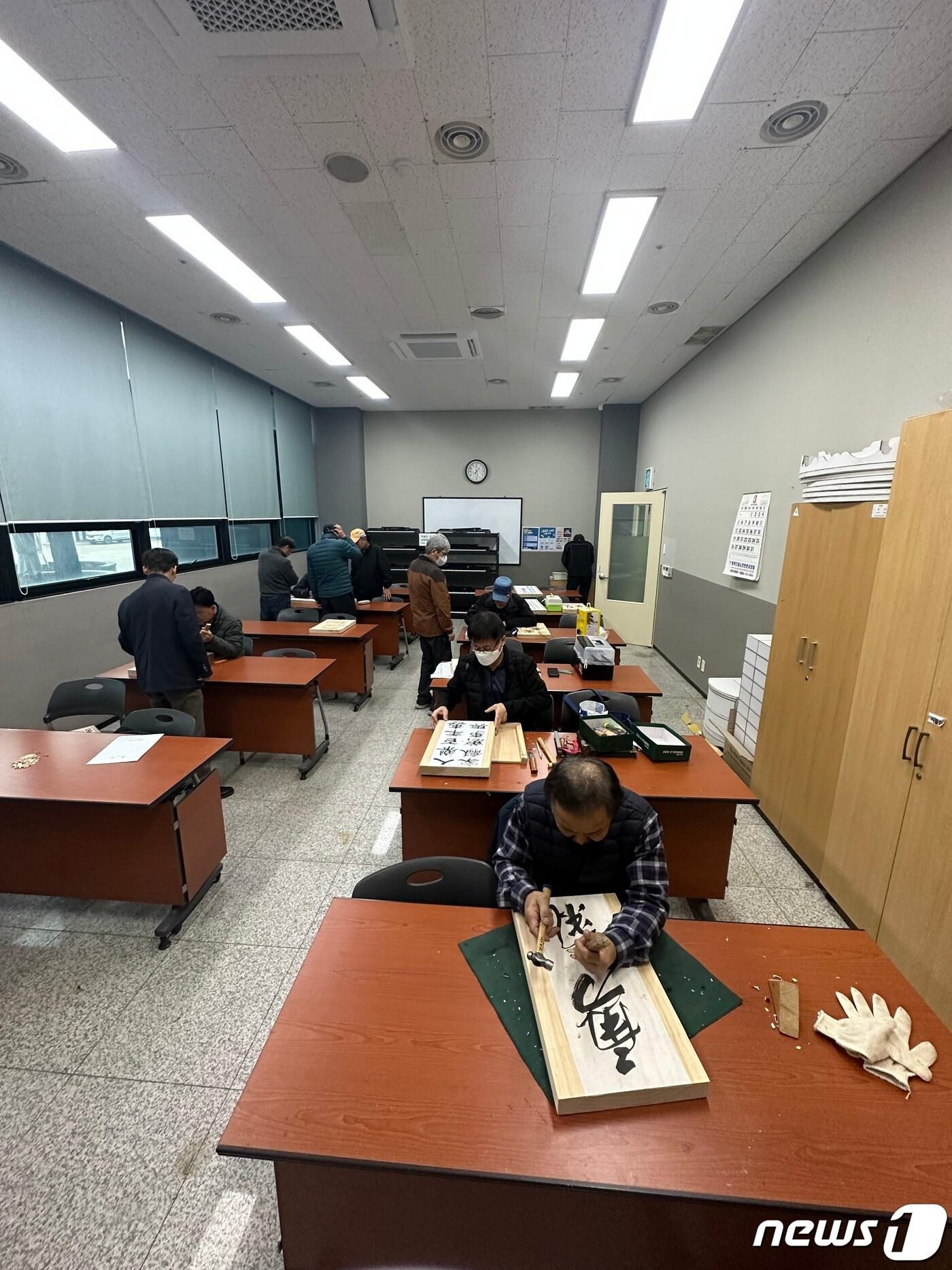 본문 이미지 - 금산군자치종합대학 서각과정 교육 모습.(금산군 제공) 
