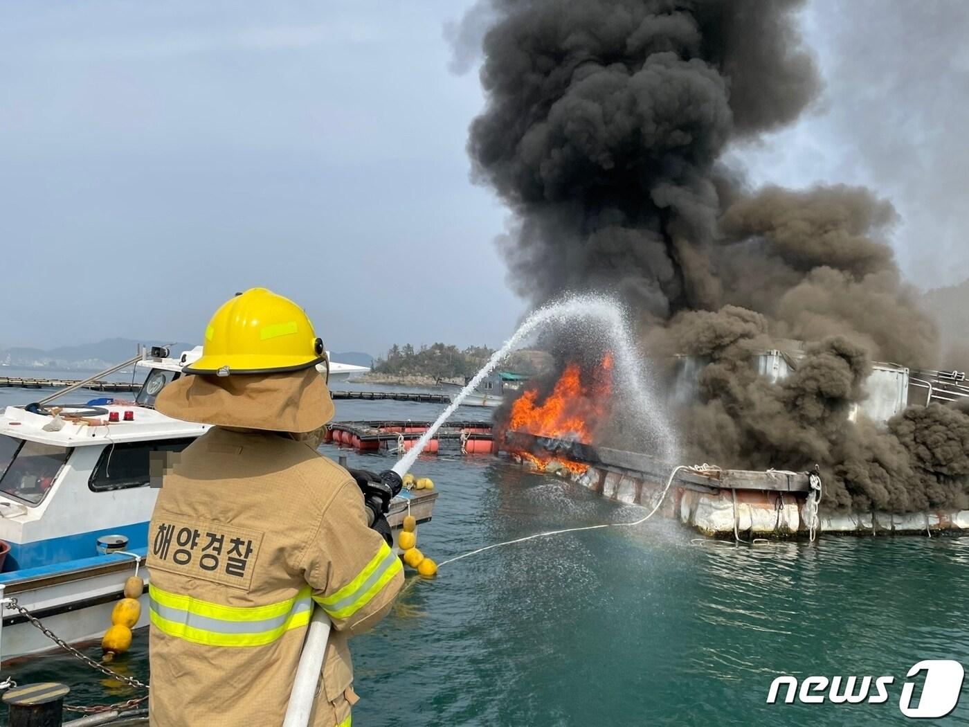 본문 이미지 - 30일 경남 거제시 화도 인근 해상 가두리 양식장 뗏목에 난 불이 진화되고 있다.(통영해경 제공)