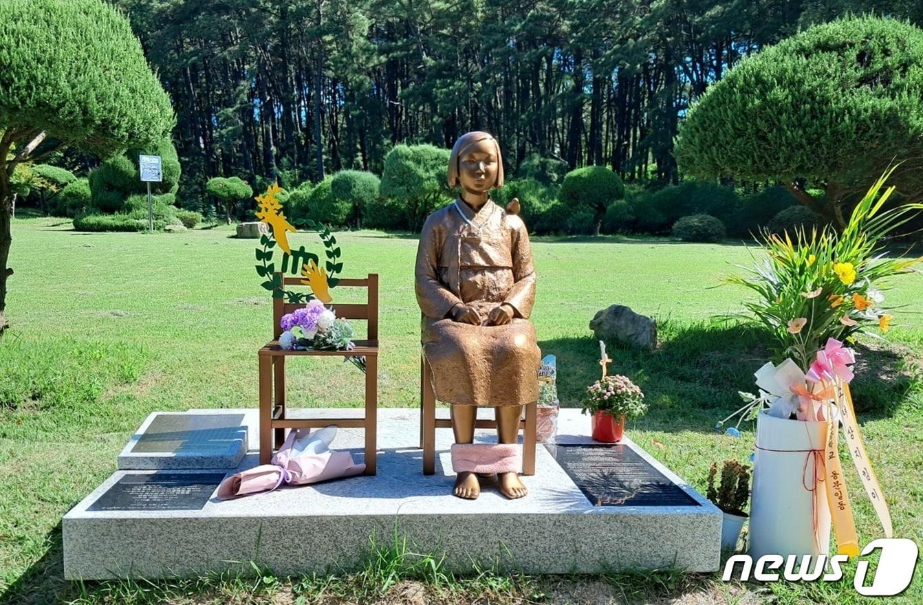 본문 이미지 - 지난해 광복절 충남대학교 캠퍼스 안에 설치된 평화의소녀상. ⓒ뉴스1 최일 기자