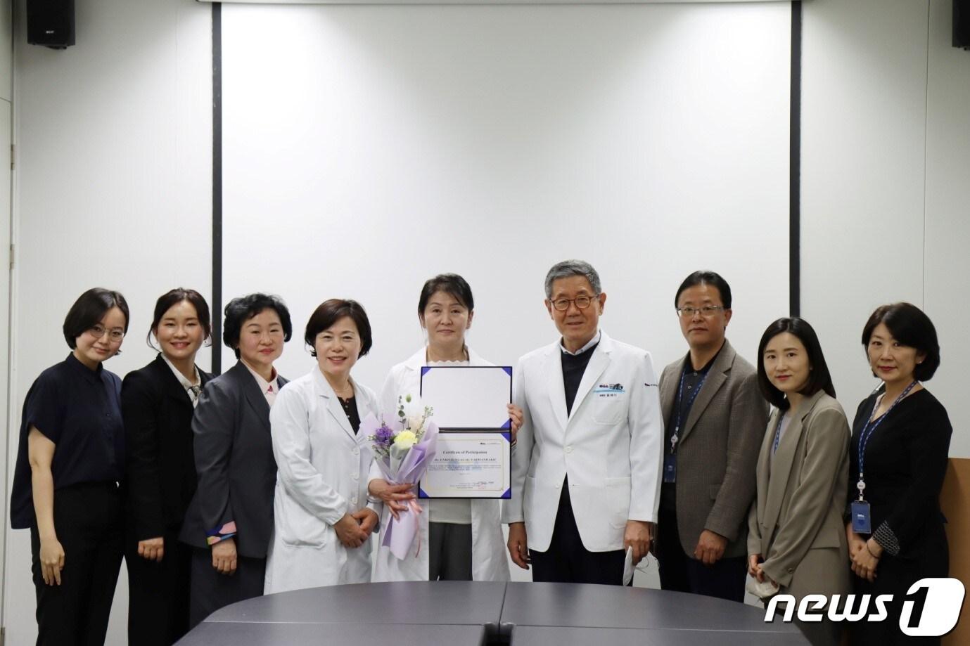 본문 이미지 - 차 여성의학연구소 서울역 의료진이 몽골 엥흐통갈락 의사에게 진단검사의학 연수 수료증을 전달했다/차 여성의학연구소 서울역 제공