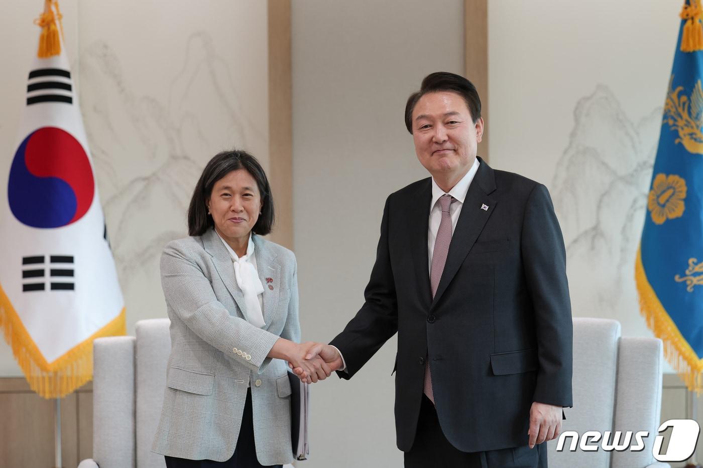 윤석열 대통령이 30일 오후 용산 대통령실 청사에서 캐서린 타이 미국 무역대표부(USTR) 대표를 접견하며 기념촬영을 하고 있다. (대통령실 제공) 2023.3.30/뉴스1 ⓒ News1 오대일 기자