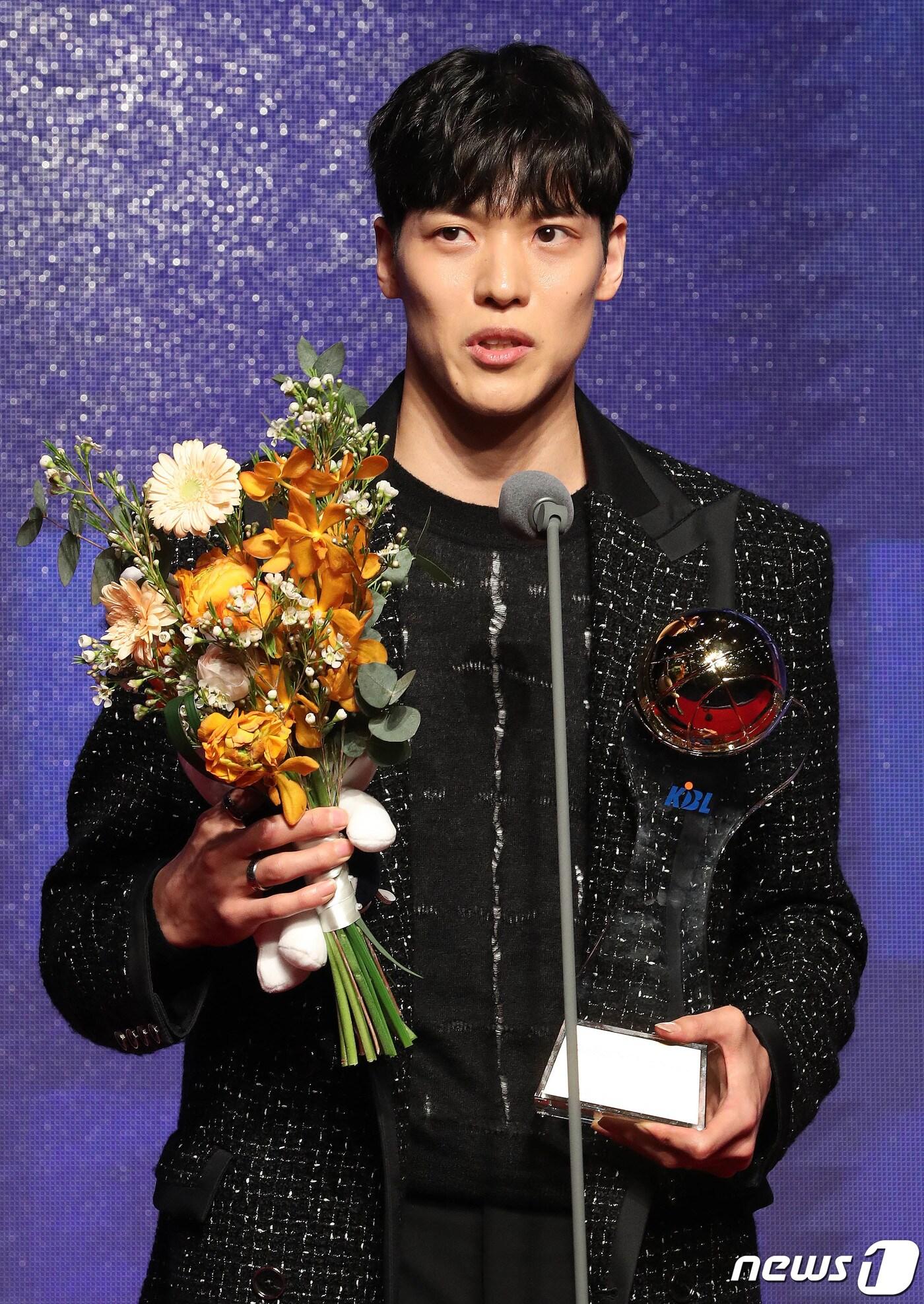 본문 이미지 - 30일 서울 강남구 그랜드인터컨티넨탈 서울파르나스호텔에서 열린 2022-2023 SKT 에이닷 프로농구 시상식에서 국내선수 MVP를 수상한 SK 김선형이 수상소감을 밝히고 있다. 2023.3.30/뉴스1 ⓒ News1 박세연 기자