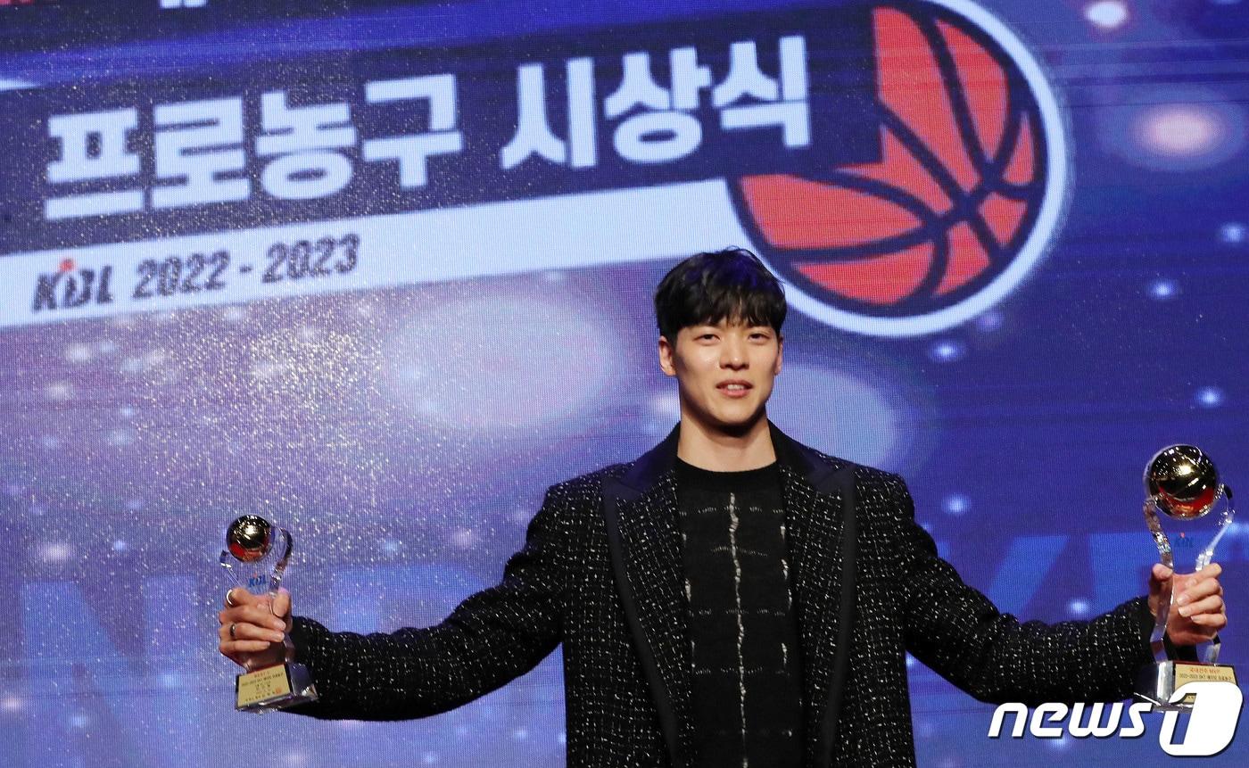 30일 서울 강남구 그랜드인터컨티넨탈 서울파르나스호텔에서 열린 2022-2023 SKT 에이닷 프로농구 시상식에서 국내 MVP를 수상한 SK 김선형이 기념촬영을 하고 있다. 2023.3.30/뉴스1 ⓒ News1 박세연 기자