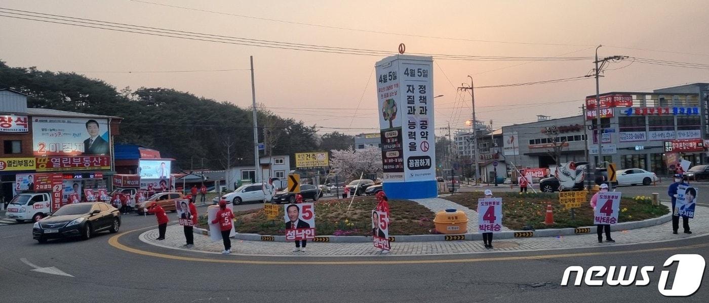 30일 오후 창녕군 창녕읍 남산회전교차로에서 창녕지역 보궐선거 후보자들의 선거유세가 펼쳐지고 있다./뉴스1 이현동 기자
