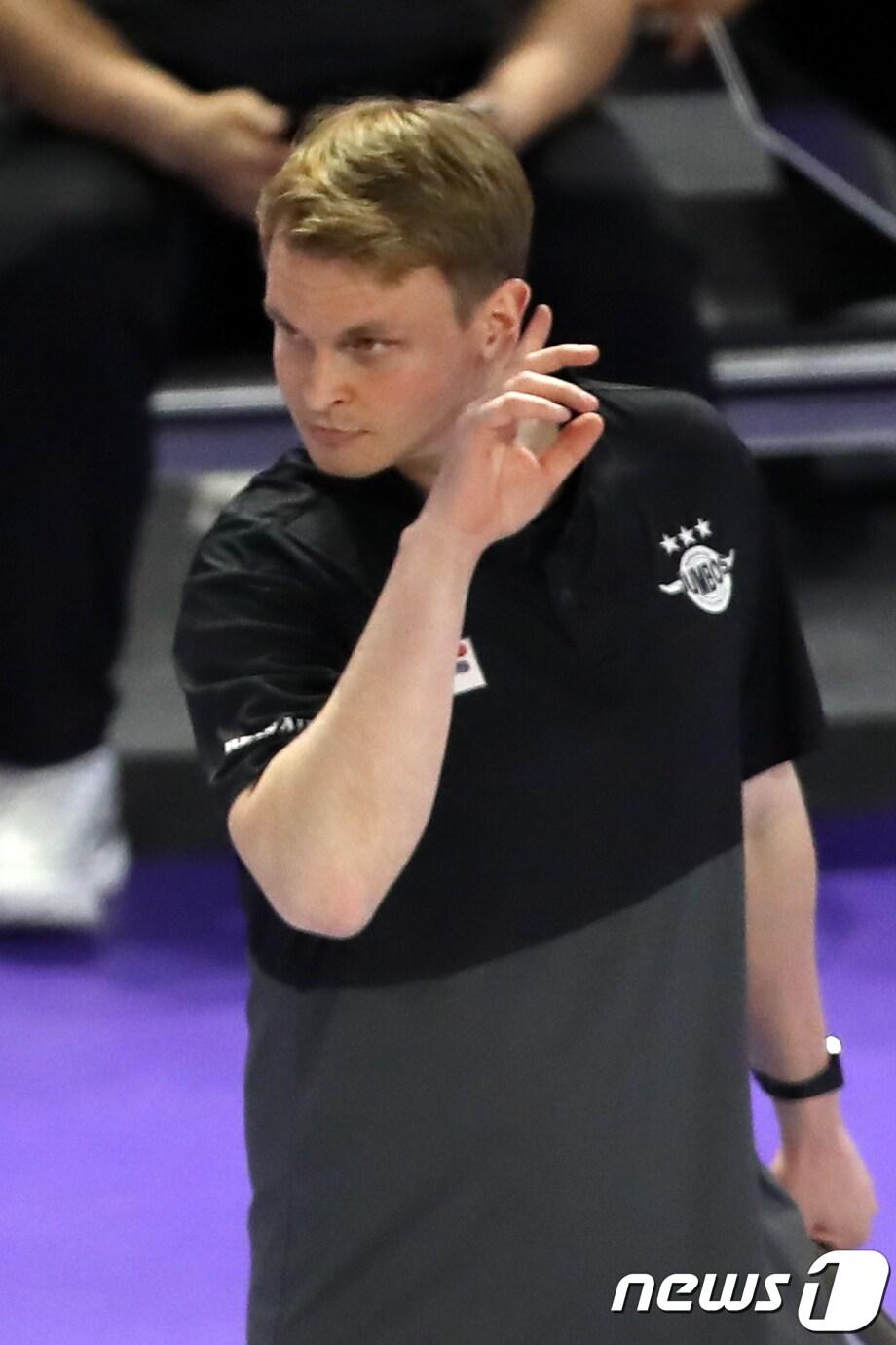 본문 이미지 - 30일 오후 인천 계양체육관에서 열린 프로배구 도드람 2022-2023 V리그 챔피언결정전 1차전 남자부 대한항공과 현대캐피탈의 경기에서 토미 틸리카이넨 대한항공 감독이 경기를 지켜보고 있다. 2023.3.30/뉴스1 ⓒ News1 황기선 기자