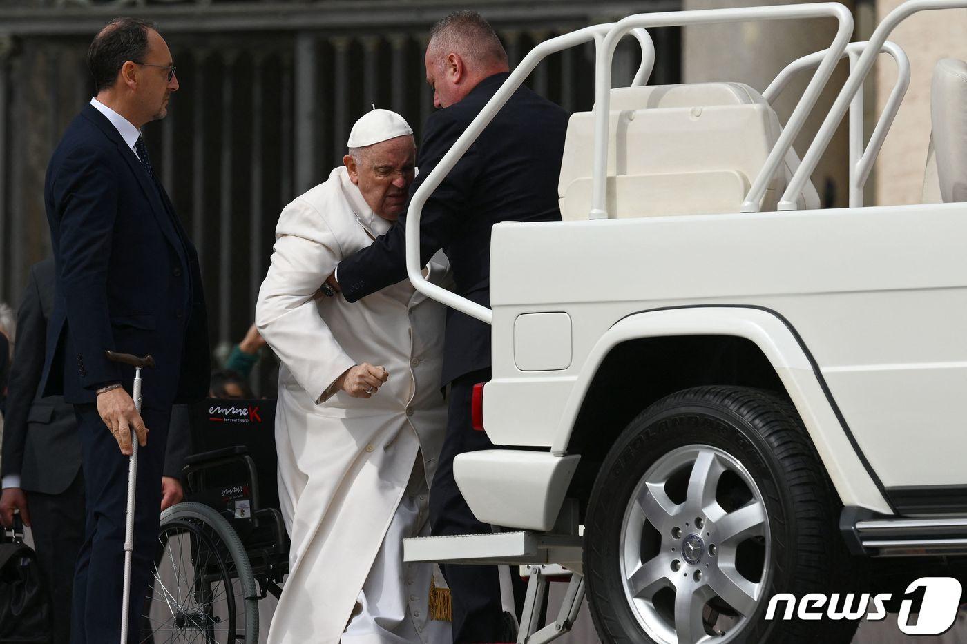29일(현지시간) 프란치스코 교황이 병원으로 가기 전 도움을 받으며 차에 오르는 모습. ⓒ AFP=뉴스1 ⓒ News1 정윤영 기자