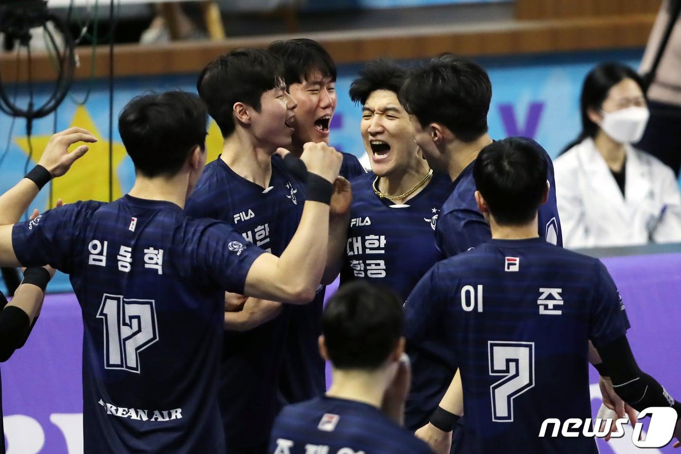 30일 오후 인천 계양체육관에서 열린 프로배구 도드람 2022-2023 V리그 챔피언결정전 1차전 남자부 대한항공과 현대캐피탈의 경기에서 득점에 성공한 대한항공 정지석이 기뻐하고 있다. 2023.3.30/뉴스1 ⓒ News1 황기선 기자