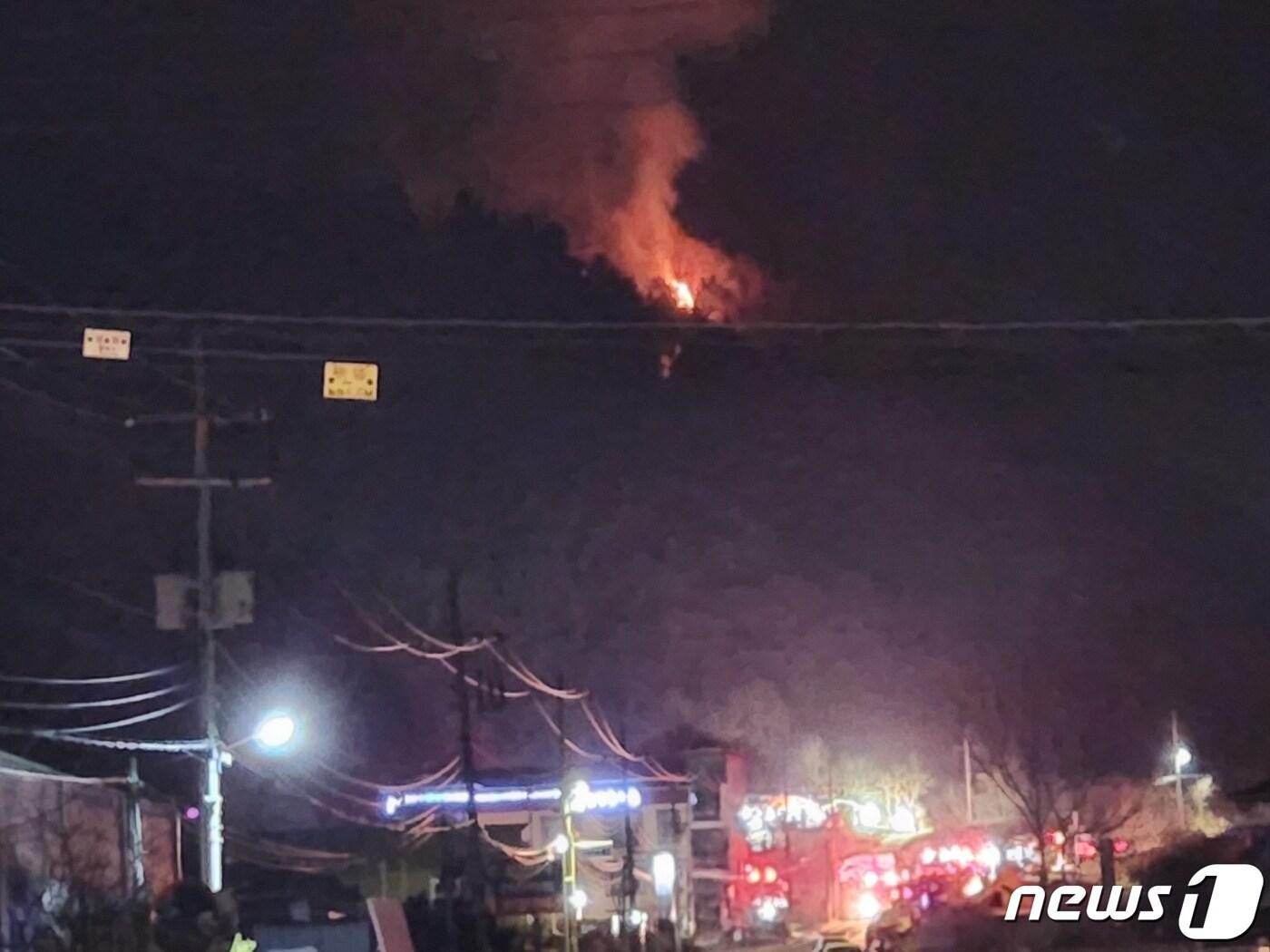 본문 이미지 - 30일 낮 12시 47분쯤 강원 화천군 화천읍 중리에서 발생한 산불의 진화율이 오후 10시 기준 95%를 기록하고 있다. (강원도 소방본부 제공) 2023.3.30/뉴스1