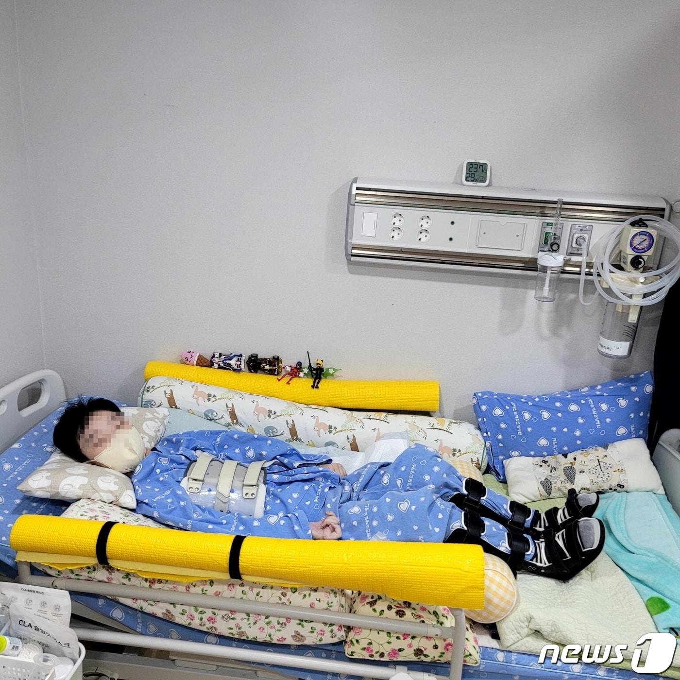 본문 이미지 - '김해 방화셔터 사고' 피해자인 홍서홍 군이 병상에 누워있다./뉴스1 이현동 기자