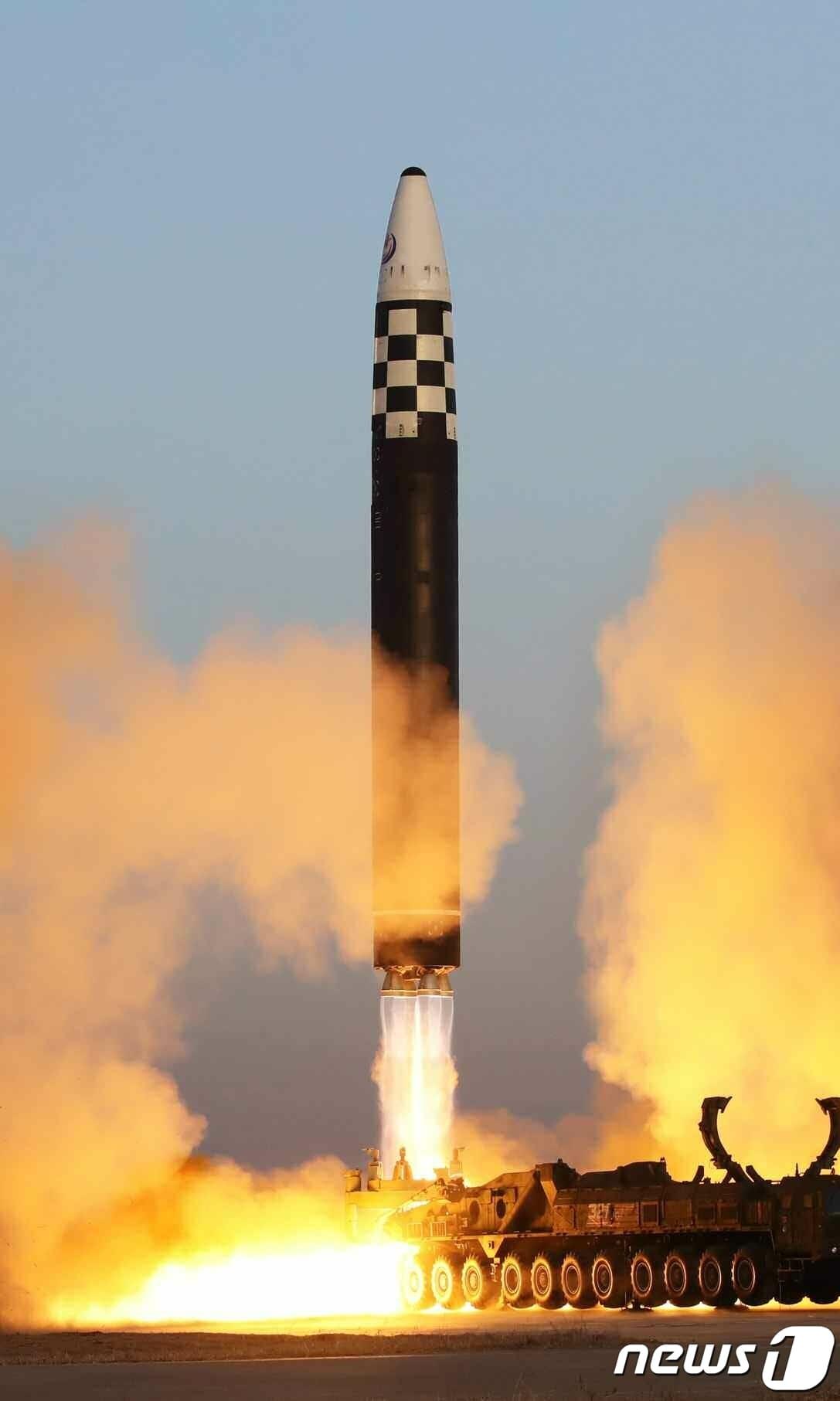 본문 이미지 - (평양 노동신문=뉴스1) =대륙간탄도미사일(ICBM) '화성-17형'(화성포-17형) 발사 장면. [국내에서만 사용가능. 재배포 금지. DB 금지. For Use Only in the Republic of Korea. Redistribution Prohibited] rodongphoto@news1.kr