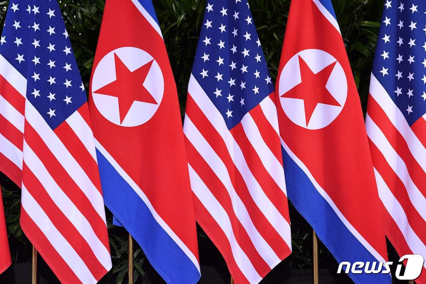 본문 이미지 - 미국 성조기와 북한 인공기 2018.6.12 ⓒ AFP=뉴스1 ⓒ News1 정윤미 기자