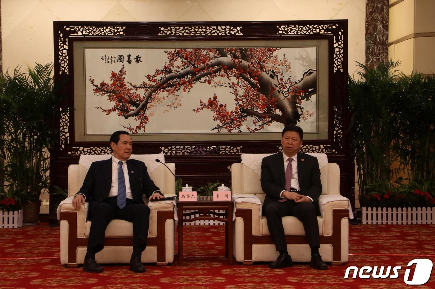 본문 이미지 - 마잉주 전 대만 총통이 30일 중국 후베이성 우한에서 쑹타오 공산당 중앙 대만판공실 주임 겸 국무원 대만판공실 주임과 만나고 있다. 2023.03.30/뉴스1 ⓒ 로이터=뉴스1 ⓒ News1 김민수 기자