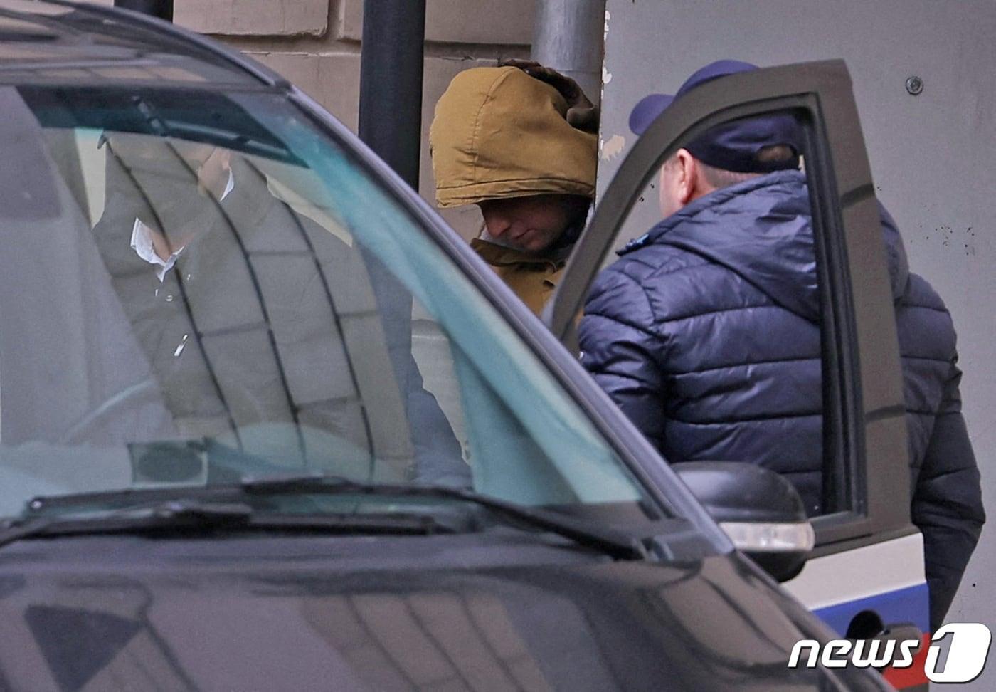 본문 이미지 - 러시아에서 활동 중인 미국인 에반 게르시코비치(31) 미 월스트리트저널(WSJ) 기자가 30일(현지시간) 모스크바 법정 건물을 나서고 있다. 앞서 그는 WSJ 모스크바 지국 소속 특파원으로 러시아 중부 도시 예카테린부르크에서 '간첩 혐의'로 구금됐다. 2023.3.30 <자료사진>ⓒ 로이터=뉴스1