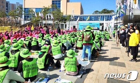 본문 이미지 - 전국공공운수노조 교육공무직본부·전국여성노동조합·전국학교비정규직노동조합 등으로 이뤄진 전국학교비정규직연대회의는 이날 오전 10시 전북교육청 앞에서 비정규직차별 철폐 등을 촉구하면 총파업대회를 개최했다. 집회에는 노조원 800여명이 참석했다.2023.3.31/뉴스1
