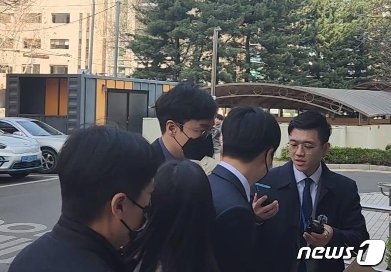 본문 이미지 - 이커머스 기업 티몬 전 대표 유모씨(38)가 31일 오전 구속 전 피의자 심문(영장실질심사)을 받기 위해 서울남부지법에 출석했다. 23.03.1/뉴스1 ⓒ 뉴스1 유민주 기자