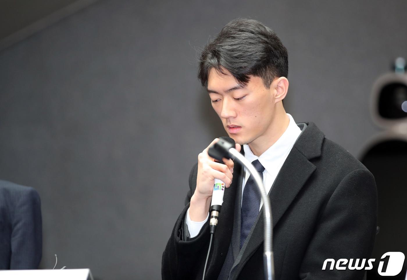 전 대통령 전두환의 손자 전우원씨가 31일 광주 서구 5·18기념문화센터에서 열린 '5·18유족, 피해자와의 만남' 행사에서 할아버지를 대신해 사죄하고 있다.  2023.3.31/뉴스1 ⓒ News1 이수민 기자