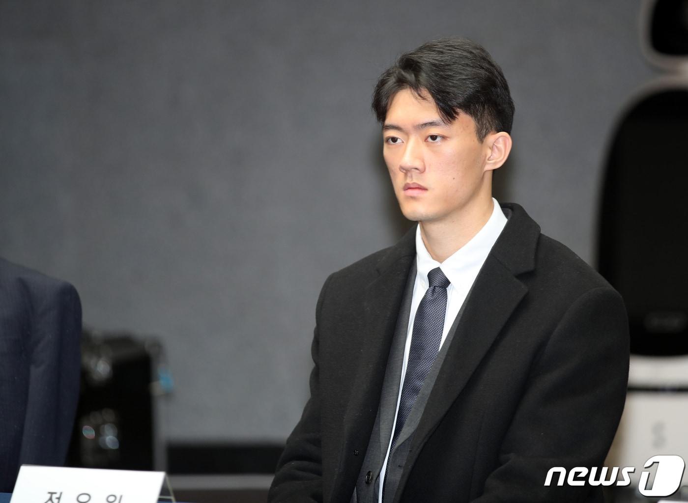 본문 이미지 - 전 대통령 전두환의 손자 전우원씨가 31일 광주 서구 5·18기념문화센터에서 열린 '5·18유족, 피해자와의 만남' 행사에서 할아버지를 대신해 사죄하고 있다. . 2023.3.31/뉴스1 ⓒ News1 이수민 기자