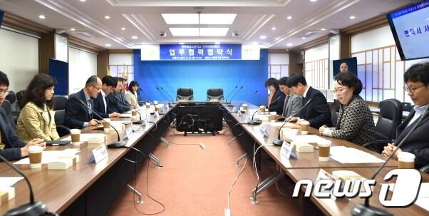 본문 이미지 - 전주비전대학교와 전주공업고등학교가 지난 30일 업무협약을 체결하고 산업 수요를 반영한 전문기술인재 양성을 위해 노력하기로 했다./뉴스1