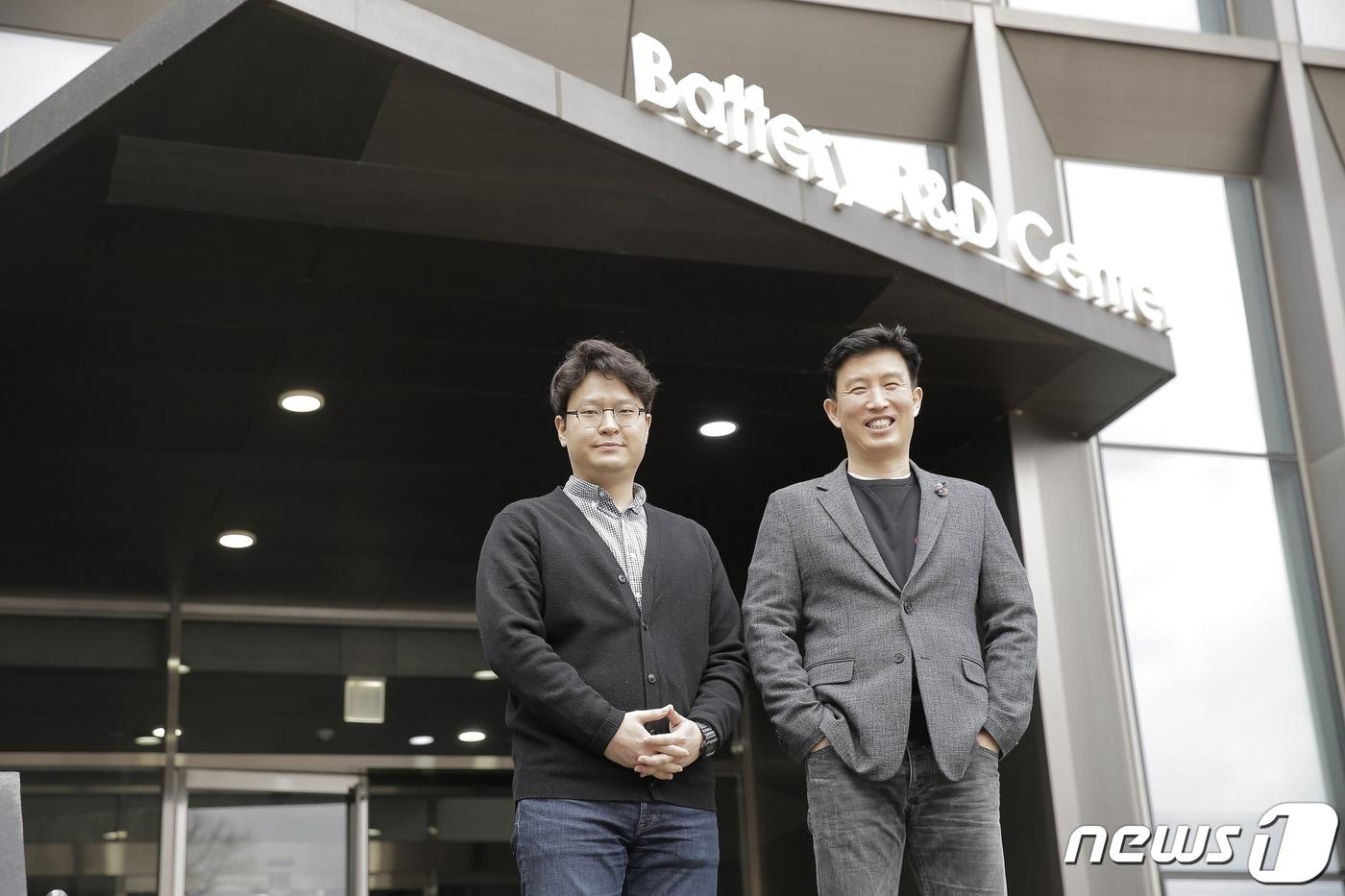 UNIST 에너지화학공학과 조재필 특훈교수팀은 미국 MIT 쥐 리(Ju Li) 교수팀과의 공동연구로 전기자동차의 주행거리를 30%이상 늘리는데 핵심인 리튬·망간리치양극 소재를 저비용의 단결정 형태를 만들 수 있는 기술을 개발했다(사진 우측이 조재필 교수).