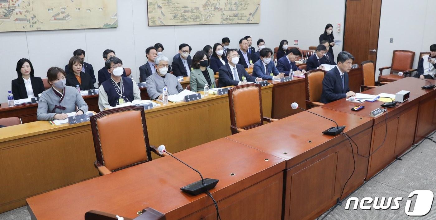 본문 이미지 - 이주호 사회부총리 겸 교육부 장관과 한민위 민족사관고등학교 교장, 고은정 반포고 교장 등 증인들이 31일 서울 여의도 국회 교육위원회에서 열린 정순신 자녀 학교폭력 진상조사 및 학교폭력 대책 수립을 위한 청문회에 출석하고 있다. 정순신 변호사는 건강상의 이유로 불출석 사유서를 제출했다. 2023.3.31/뉴스1 ⓒ News1 허경 기자