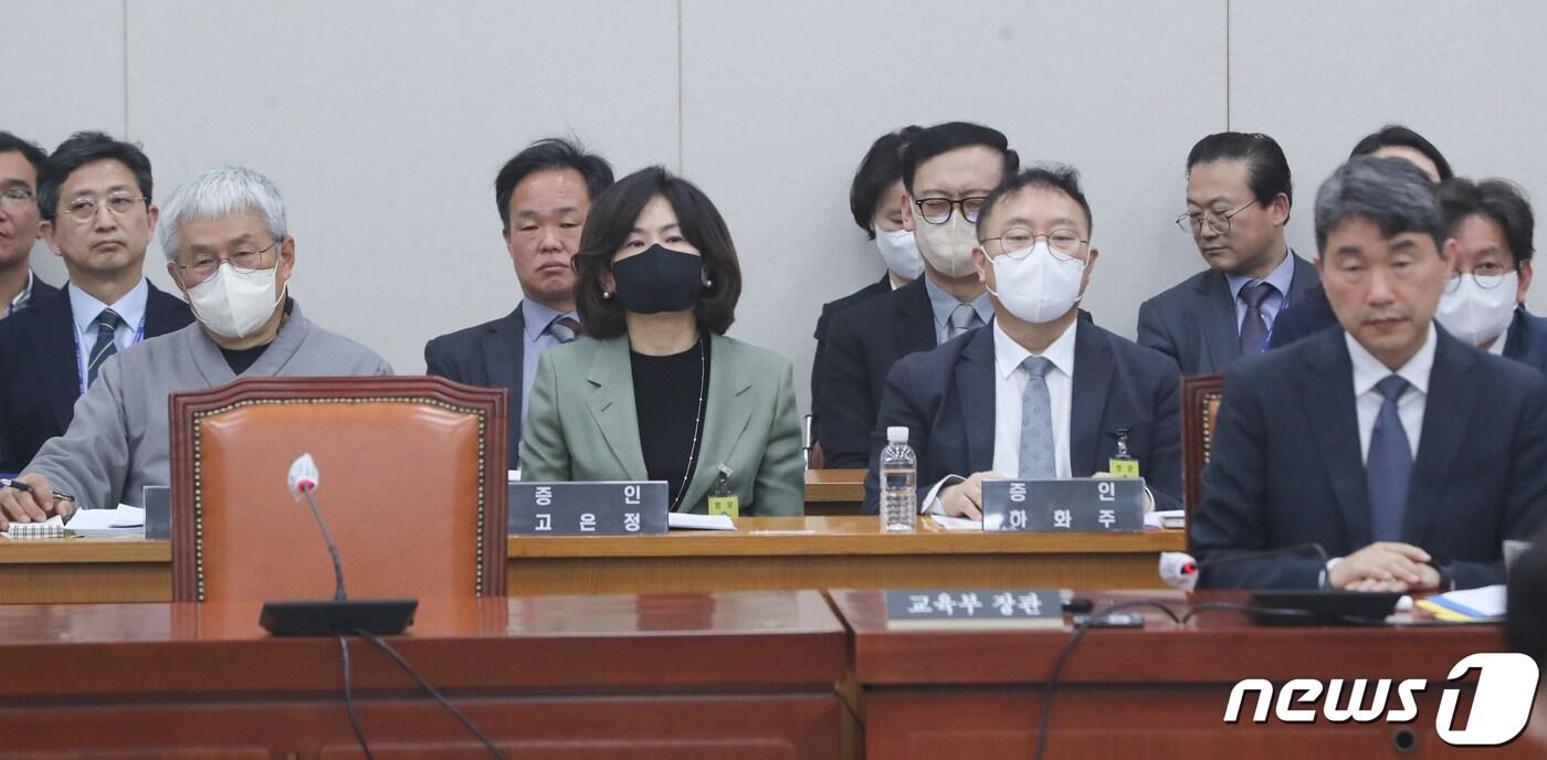 본문 이미지 - 이주호 사회부총리 겸 교육부 장관과 한민위 민족사관고등학교 교장, 고은정 반포고 교장 등 증인들이 31일 서울 여의도 국회 교육위원회에서 열린 정순신 자녀 학교폭력 진상조사 및 학교폭력 대책 수립을 위한 청문회에 출석하고 있다. 정순신 변호사는 건강상의 이유로 불출석 사유서를 제출했다. 2023.3.31/뉴스1 ⓒ News1 허경 기자