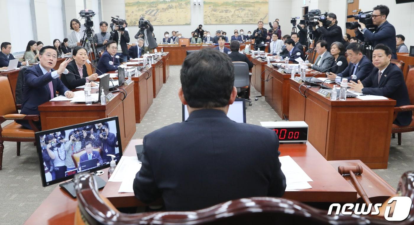 본문 이미지 - 31일 서울 여의도 국회 교육위원회에서 열린 정순신 자녀 학교폭력 진상조사 및 학교폭력 대책 수립을 위한 청문회에서 여야 의원들이 의사 일정 변경안을 두고 언쟁을 벌이고 있다.  2023.3.31/뉴스1 ⓒ News1 허경 기자
