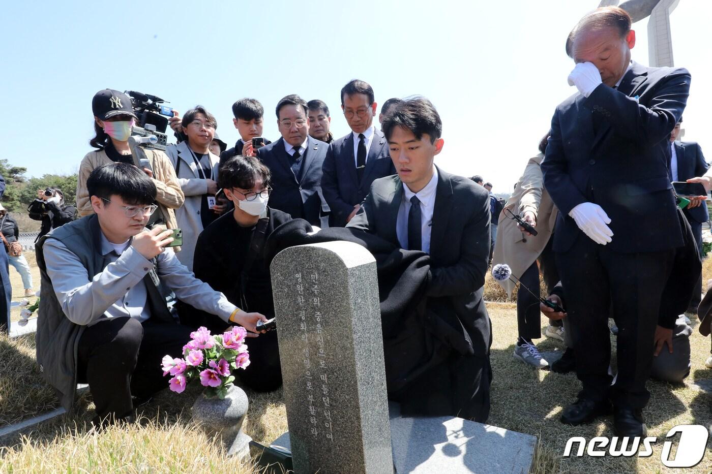 본문 이미지 - 31일 오전 광주 북구 운정동 국립5·18민주묘지에서 전두환 전 대통령의 손자 전우원씨(27) 옆에서 김범태(오른쪽) 민주묘지 소장이 눈물을 훔치고 있다. 2023.3.31/뉴스1