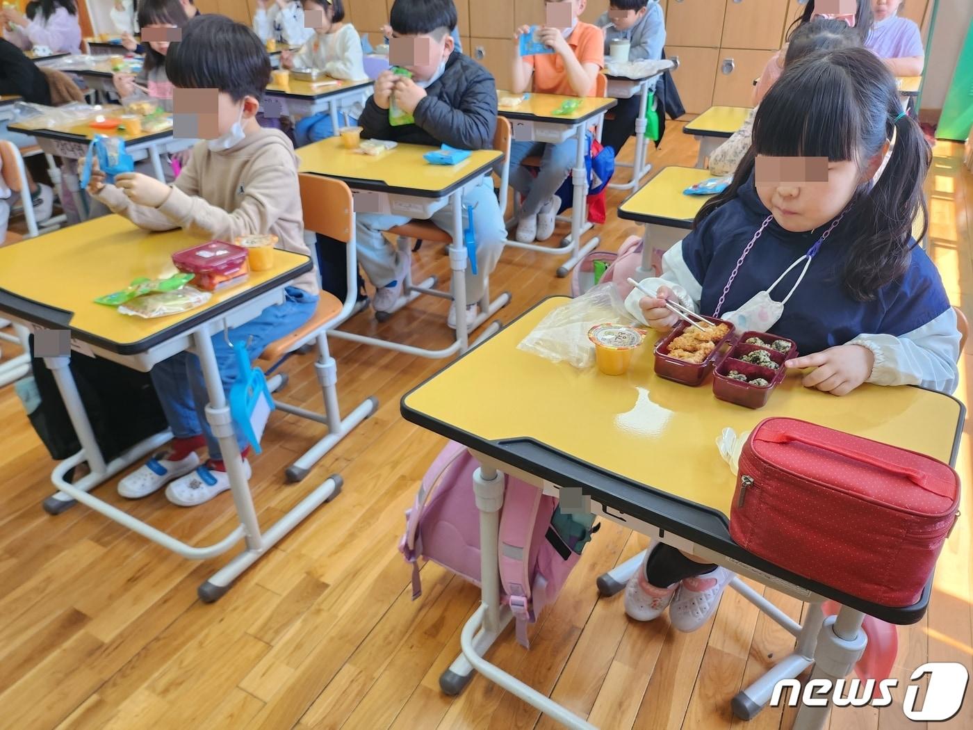 본문 이미지 - 전국학교비정규직노조가 2차 총파업에 돌입한 31일 광주 광산구 한 초등학교에서 학생들이 급식 대신 빵과 도시락으로 점심을 먹고 있다.2023.3.31./뉴스1