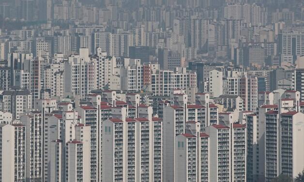 본문 이미지 -  서울 중구 남산에서 바라본 아파트 모습. 2023.3.31/뉴스1 ⓒ News1 김도우 기자