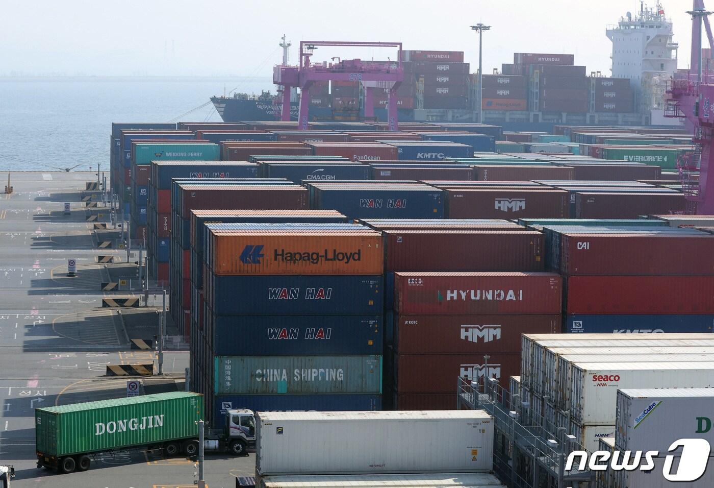 본문 이미지 - 31일 인천신항에서 컨테이너 운반차량이 분주히 움직이고 있다. 2023.3.31/뉴스1 ⓒ News1 구윤성 기자
