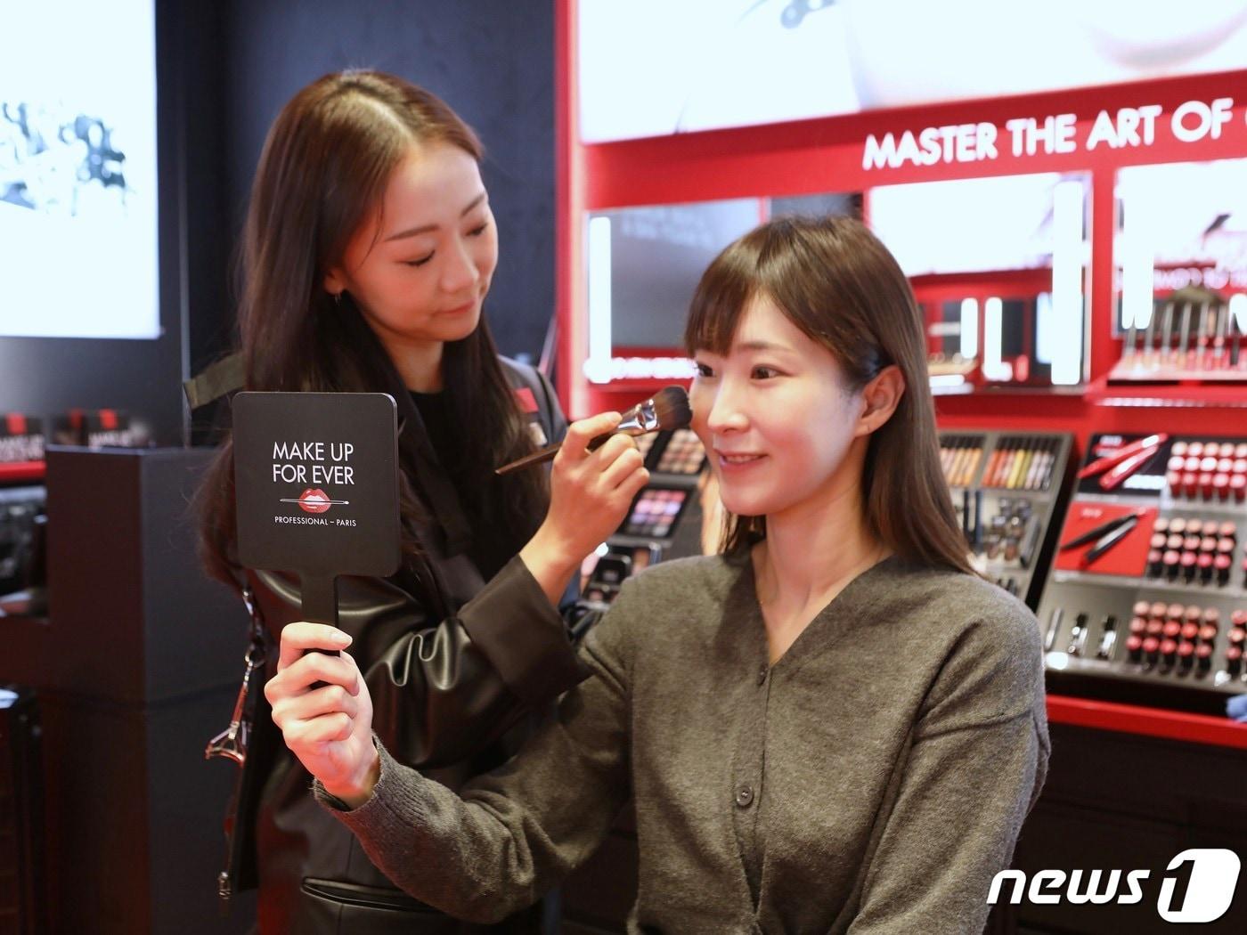 본문 이미지 - 롯데백화점 본점 메이크업포에버 매장에서 뷰티 서비스를 받는 고객(롯데백화점 제공)