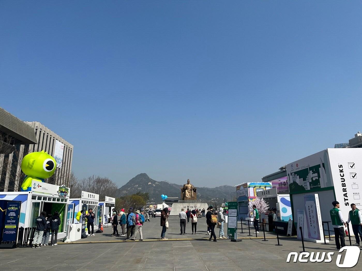 본문 이미지 - 광화문 광장에서는 이달 30일부터 내달 3일까지 '광화에서 빛; 나이다' 행사가 진행된다. ⓒ News1 신민경 기자