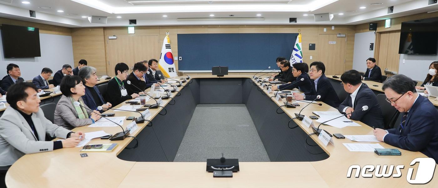 본문 이미지 - 31일 오전 경기도청 5층 상황실에서 ‘경기지피티(GPT) 전담 조직(TF)’ 회의가 열렸다.(경기도 제공)/