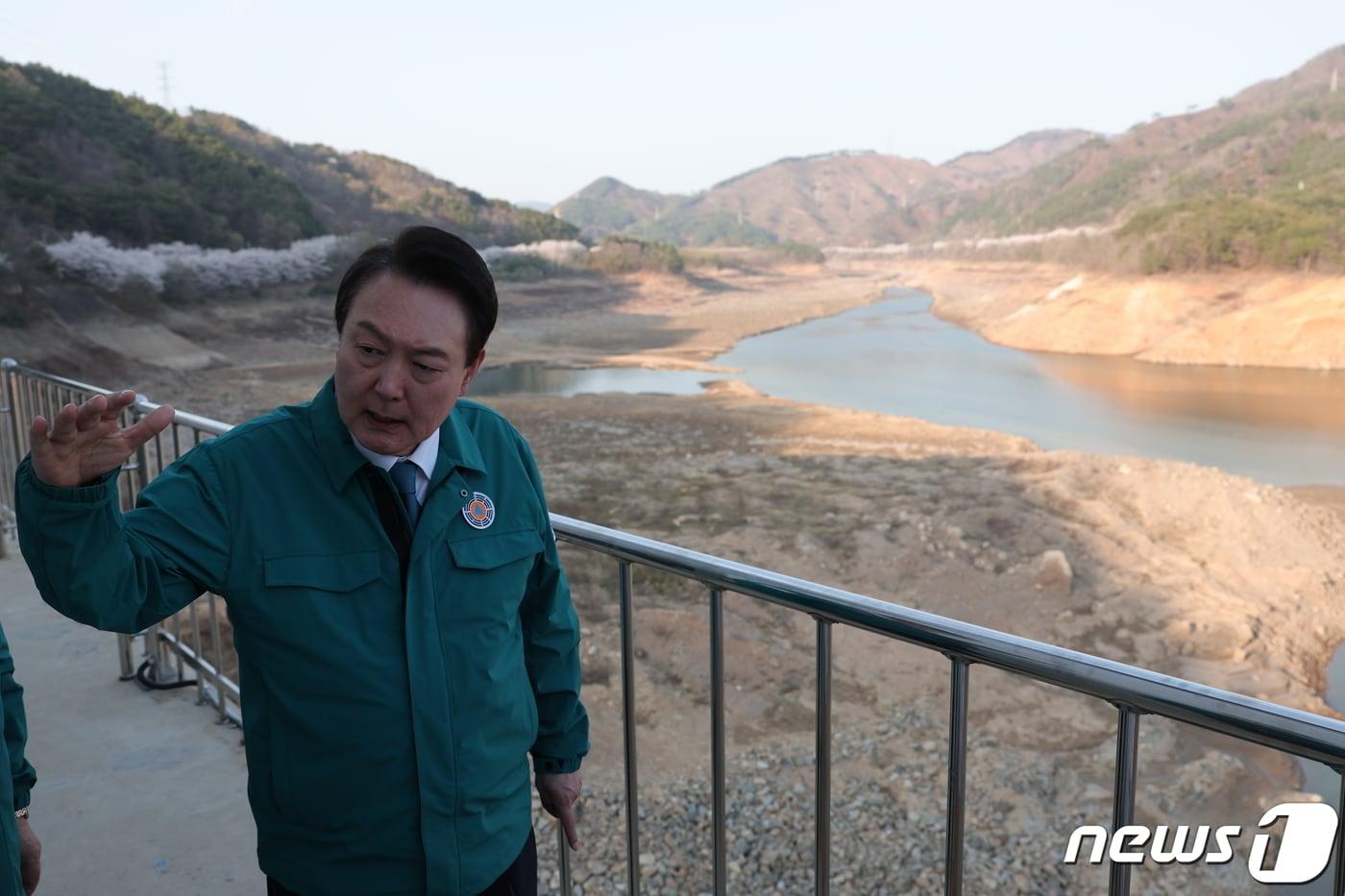 본문 이미지 - 윤석열 대통령이 31일 전남 순천시 주암조절지댐을 찾아 가뭄 상황을 점검하고 있다. (대통령실 제공) 2023.3.31/뉴스1 ⓒ News1 안은나 기자