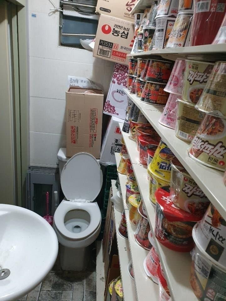 본문 이미지 - 한 편의점이 라면 재고를 화장실에 쌓아둔 사진이 공개되며 논란을 불렀다. (디시인사이드 편의점 갤러리)