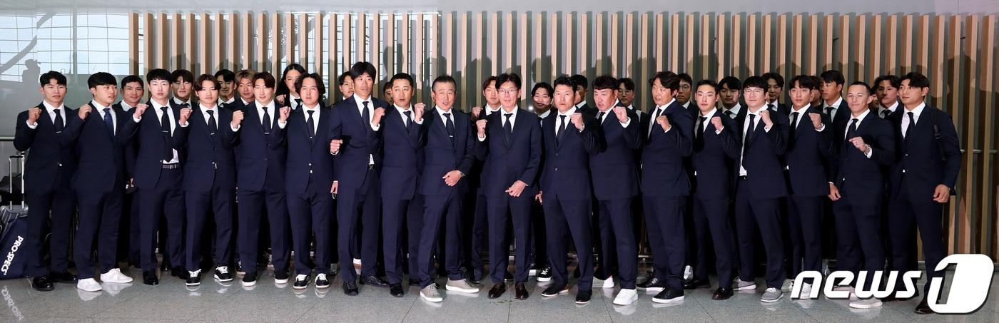 본문 이미지 - 야구대표팀 코칭스태프 및 선수들이 4일 오후 인천국제공항에서 2023 월드베이스볼클래식(WBC) 결전지 일본 출국에 앞서 기념사진을 찍고 있다. 일본에서 두 차례 공식 연습 경기를 치르는 대표팀은 오는 9일 일본 도쿄돔에서 호주를 상대로 B조 1라운드 첫 경기를 갖는다. 2023.3.4/뉴스1 ⓒ News1 이동해 기자