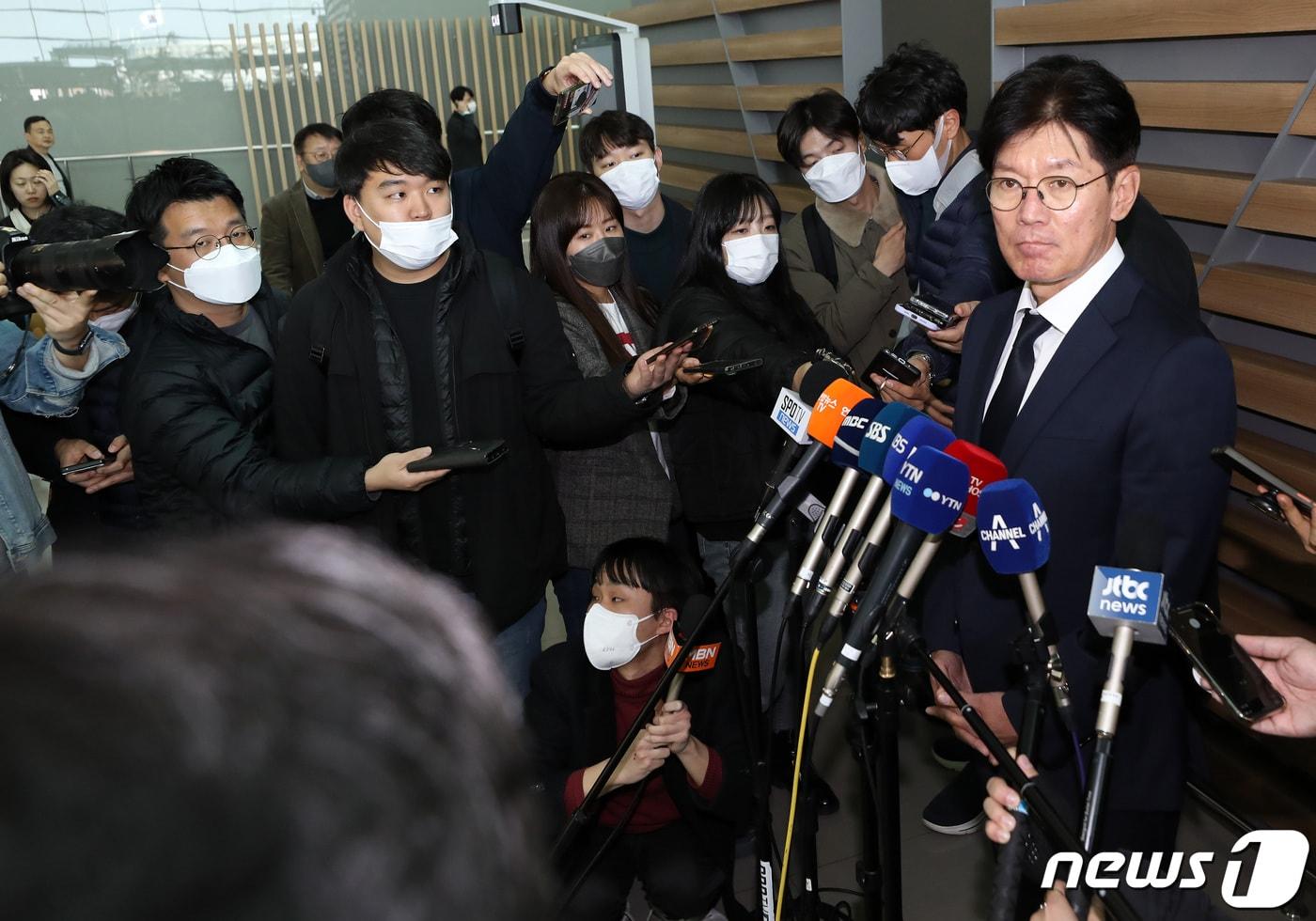 본문 이미지 - 이강철 대표팀 감독이 4일 오후 인천국제공항에서 2023 월드베이스볼클래식(WBC) 결전지 일본 출국에 앞서 인터뷰를 하고 있다. 2023.3.4/뉴스1 ⓒ News1 이동해 기자