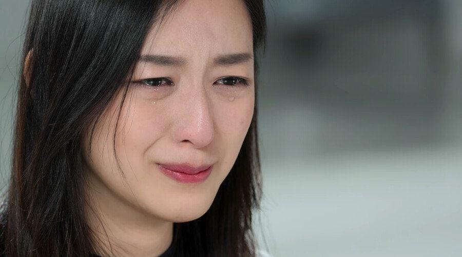 본문 이미지 - JMS 정명석의 실제 피해자인 메이플씨가 이례적으로 목소리와 얼굴을 전면 공개하며 피해 사실을 직접 밝혔다. (넷플릭스 '나는 신이다: 신이 배신한 사람들')