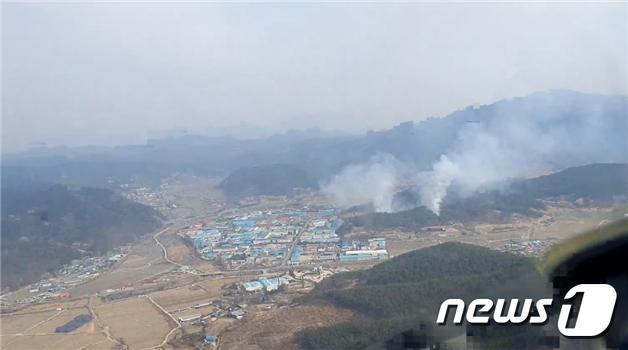 본문 이미지 - 4일 오후 1시50분쯤 전남 화순군 동면 대포리 야산에서 불이나 연기가 피어오르고 있다. (산림청 제공) 2023.3.4/뉴스1